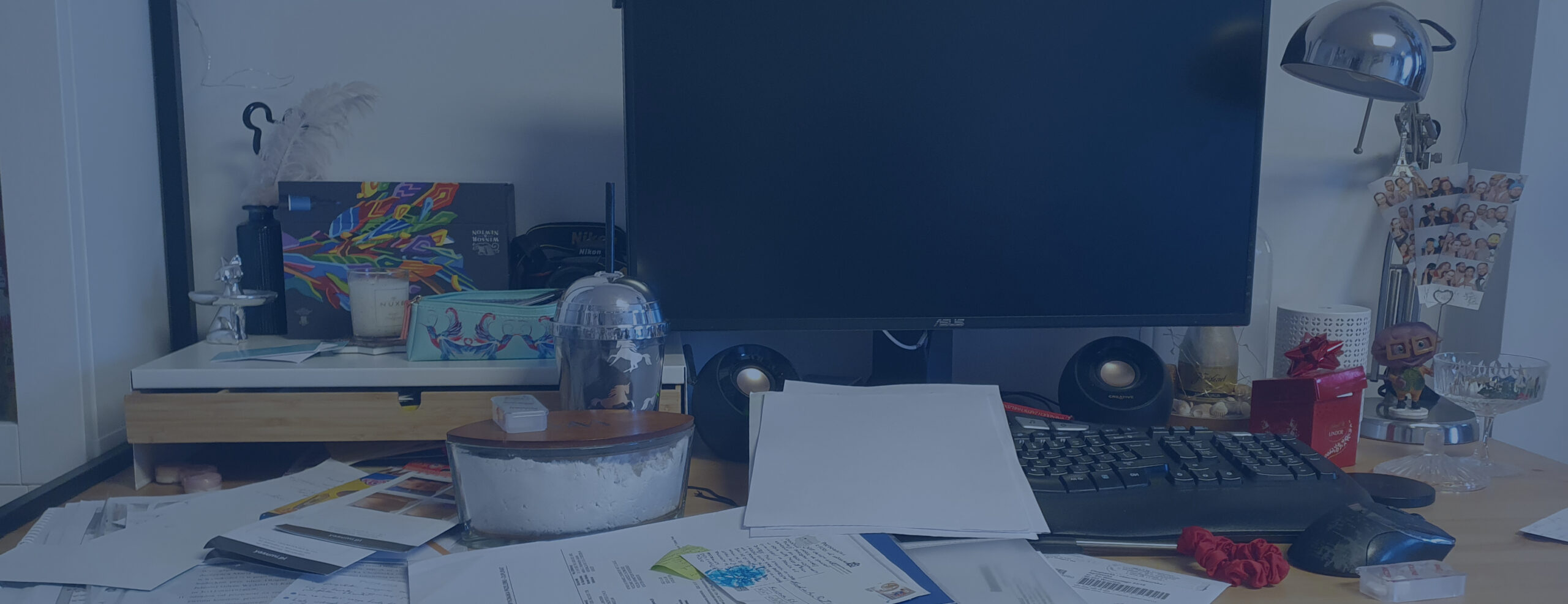 Powrót do biura – lider rozmawia z zespołem przy biurku, jak zachęcić pracowników do pracy stacjonarnej